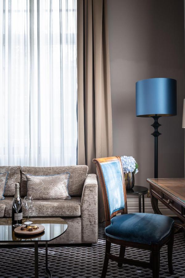 ברגיש גלאדבך Althoff Grandhotel Schloss Bensberg מראה חיצוני תמונה A living room with a blue lampshade
