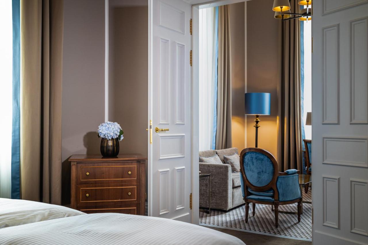 ברגיש גלאדבך Althoff Grandhotel Schloss Bensberg מראה חיצוני תמונה A suite at the hotel