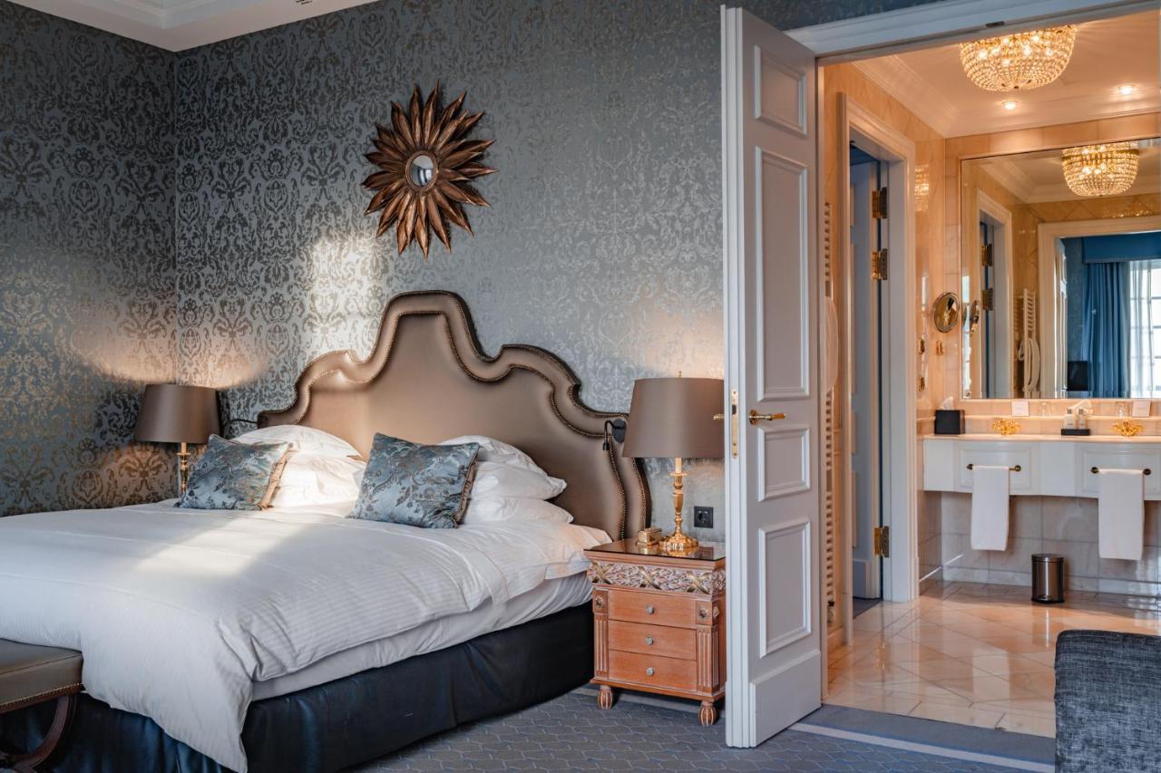 ברגיש גלאדבך Althoff Grandhotel Schloss Bensberg מראה חיצוני תמונה A bedroom at the hotel