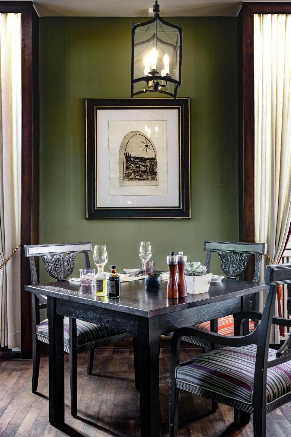 ברגיש גלאדבך Althoff Grandhotel Schloss Bensberg מראה חיצוני תמונה A wine tasting at a winery in Napa Valley, California