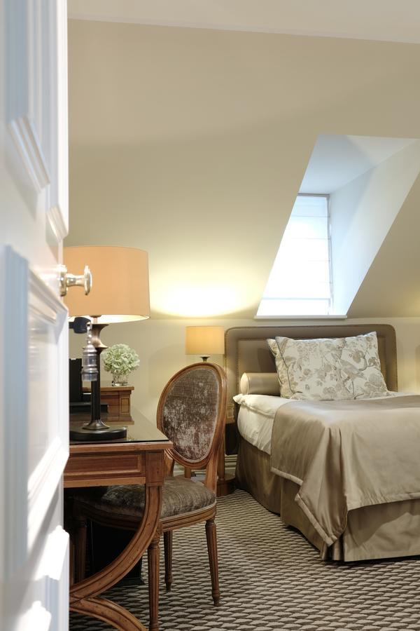 ברגיש גלאדבך Althoff Grandhotel Schloss Bensberg מראה חיצוני תמונה A room at the hotel