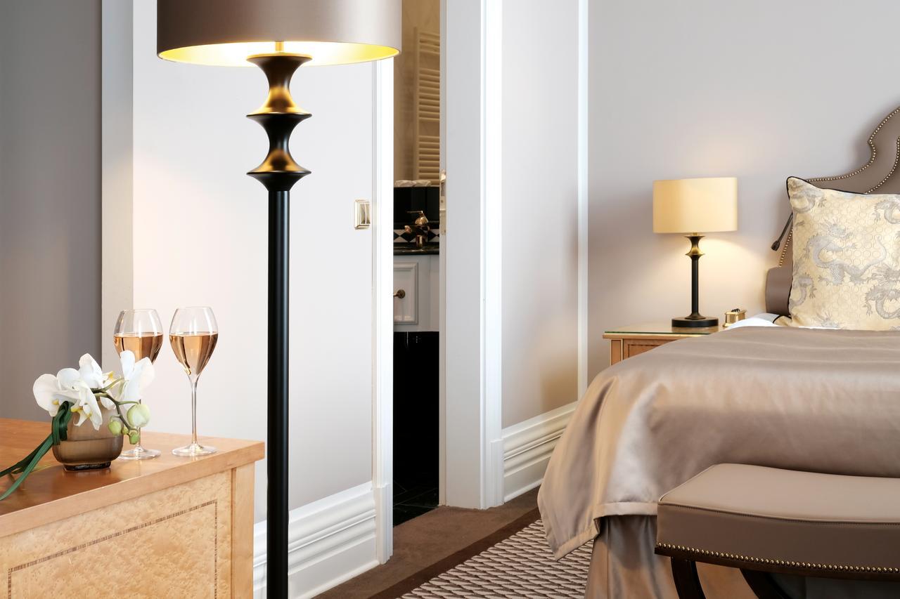 ברגיש גלאדבך Althoff Grandhotel Schloss Bensberg מראה חיצוני תמונה Floor lamp