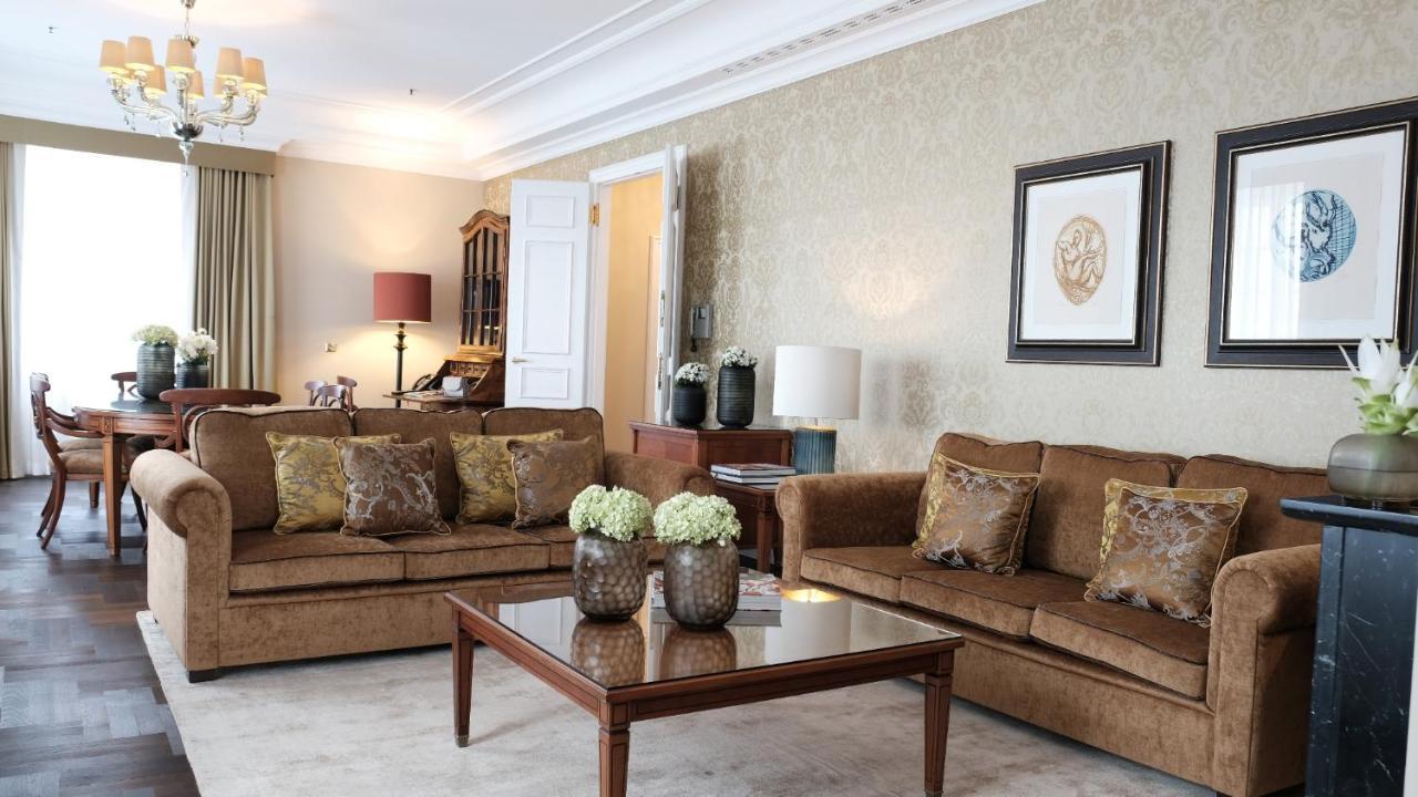 ברגיש גלאדבך Althoff Grandhotel Schloss Bensberg מראה חיצוני תמונה A living room at the hotel